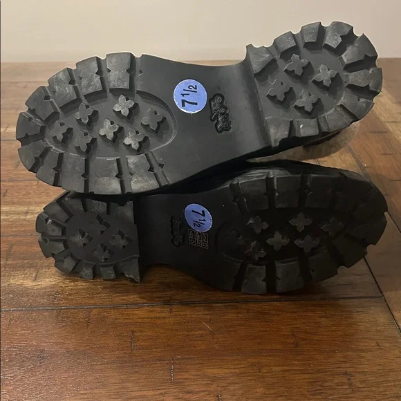 Coach Jane Black Leather Shearling Trim Ankle Booties Lug Sole Side Zip size 7.5 - Picture 8 of 12